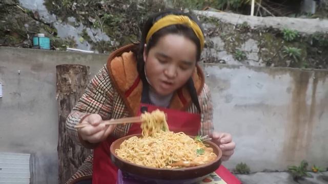 苗大姐上吐下泻脚崴到，实在没胃口，炒上3包方便面，抱着坛子吃【苗阿朵美食】Miao is not feeling well, cook something delicious смотреть онлайн