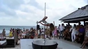 Танец на шесте у моря!