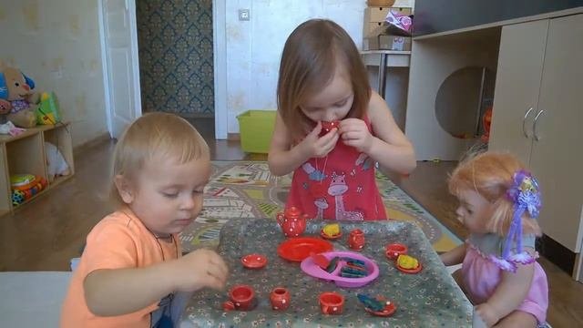 Чаепитие с кукольным фарфоровым чайным сервизом