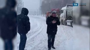 В Тульской области сотрудники ГИБДД помогают автомобилистам во время метели