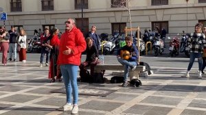 Os regalo este PRECIOSO vídeo del ARTE CALLEJERO del Flamenco en Granada espero lo disfrutéis