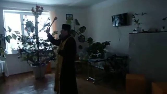 с Галущинці,дім людей похилого віку,священник окроплює палати Йорданською водою. смотреть онлайн