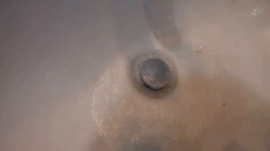 КАК ЛЕГКО И БЫСТРО ПОЧИСТИТЬ РАКОВИНУ НЕ РАЗБИРАЯ СЛИВ.ЗАБИЛАСЬ РАКОВИНА.