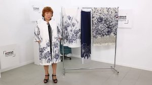 Показ готового изделия. Обзор пальто. Легкое пальто из купона с синими цветами.