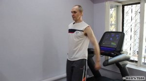 Ходите спиной вперед на дорожке.
