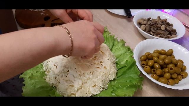 Слоеный салат с курицей, грибами и оливками. Новогодний стол смотреть онлайн