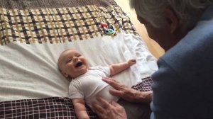 Новорожденный смеется. Малыш в 1 месяц/Little Steve laughs from stroking