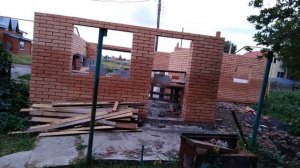 Кирпичная коробка гаража с баней  почти готова.