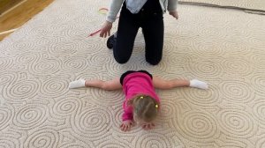 Художественная гимнастика дома для малышей. Упражнение #7(2) Поперечный шпагат.