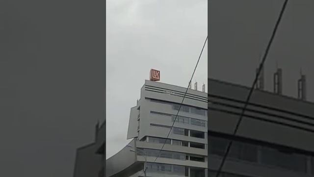 Вращающийся логотип на крыше
