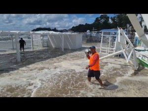 ШТОРМ СМЫВАЕТ ПЛЯЖИ В ДИВНОМОРСКЕ! СПАСАТЕЛИ ТАЩАТ ВСЕ, ЧТО МОЖНО СПАСТИ! СТИХИЯ БУШУЕТ