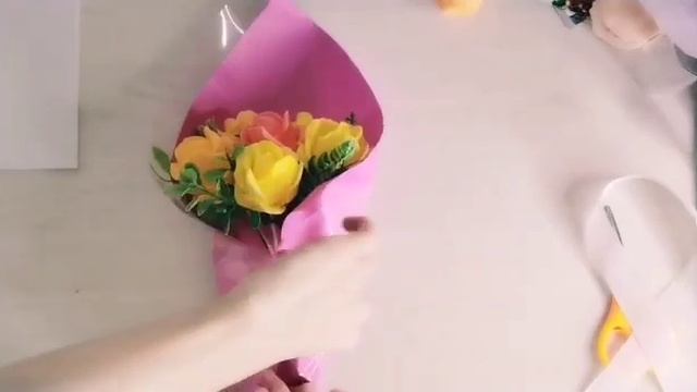 Самый обычный способ упаковать мини - букет из мыла. Простой способ.