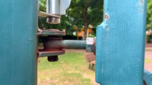 Звук скрипа калитки слушать