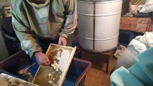 ВЫКАЧКА МЕДА. КАЧАЕМ МАЙСКИЙ МЕД И АКАЦИЮ. НАЧИНАЮЩИЕ ПАСЕЧНИКИ.