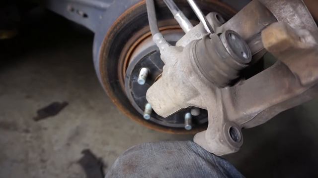 Замена ЗАДНИХ тормозных колодок на МАЗДЕ смотреть онлайн