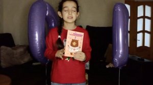 я распаковываю подарки с дня рождения