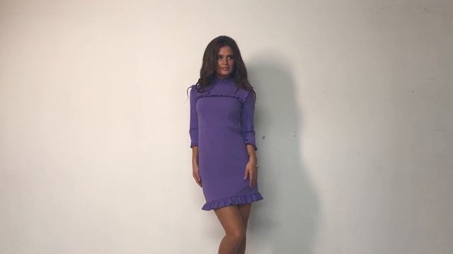 Фиолетовое платье с рюшами