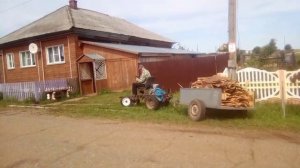 Самодельный трактор из мотоблока тащит телегу дров