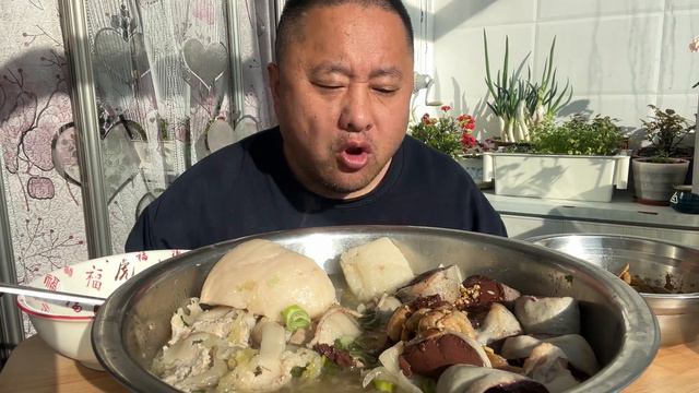 二两肉皮一口吃掉，大片血肠一块接一块，看大哥吃肉干饭超幸福