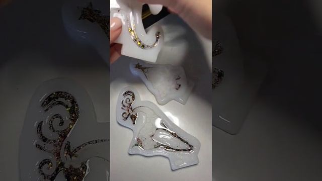 Один из самых эффектных способов заливки ёлочных игрушек из эпоксидной смолы #эпоксиднаясмола смотреть онлайн