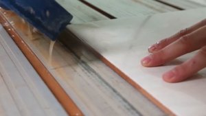 Как резать плитку под 45 градусов за 13 секунд. Заусовка, запил плиткорезом DEDRA