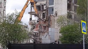 Разрушение старого здания. М. Краснопресненская. 8 мая 2020.