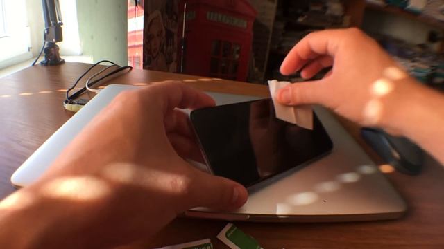 Как снять защитное стекло с телефона и наклеить новое