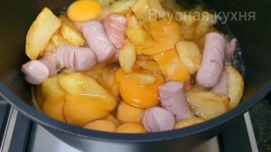 Жареная картошка с сосисками и яйцом