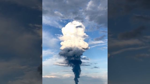 Взрыв и первые секунды после мощнейшего ракетного удара по цели под Днепропетровском.