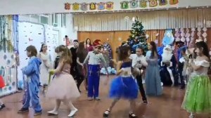 у дедушки Мороза всегда полно хлопод иии 1 2 3 сколько мальчиков хороших посмотри