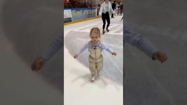 Как мы учили Дашу кататься на коньках #фигурноекатание #коньки
