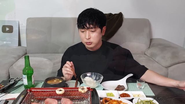 느그덜 '소 혀' 무봤나? 우설구이 먹방 (Ft.겉절이, 된장찌개) 혼술 리얼먹방 Grilled beef tongue MUKBANG ASMR EATINGSHOW смотреть онлайн