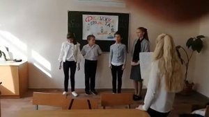 На празднике фразеологизмов сценку с фразеологизмами играют. Хаметов Миша, Карацева Арина и я