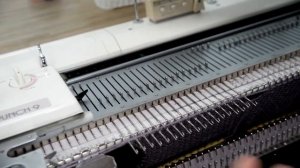 Одновременное вязание обеих сторон горловины на вязальной машине knit both sides of the neckline