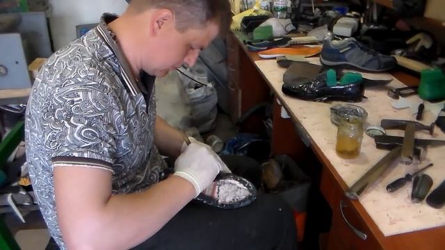 Замена подошвы с нюансами. Ремонт обуви смотреть онлайн