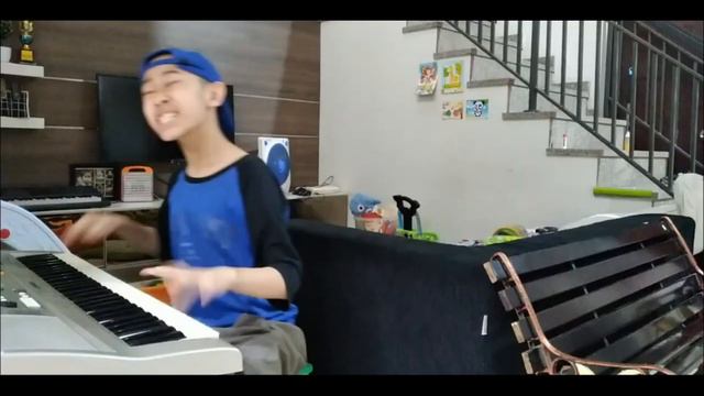 мальчик с ума сошел играет на пианино песня пико смотреть онлайн