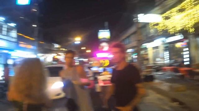 Таиланд. Бангкок. Самая шумная улица Каосан Роад. Бассейн на крыше с видом на дворец. смотреть онлайн