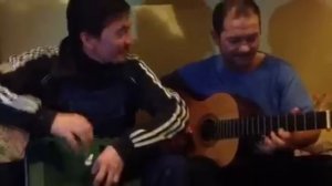 Туркмены поют на гитаре в Москве