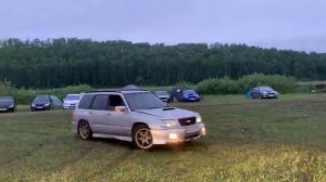 Subaru Forester боком