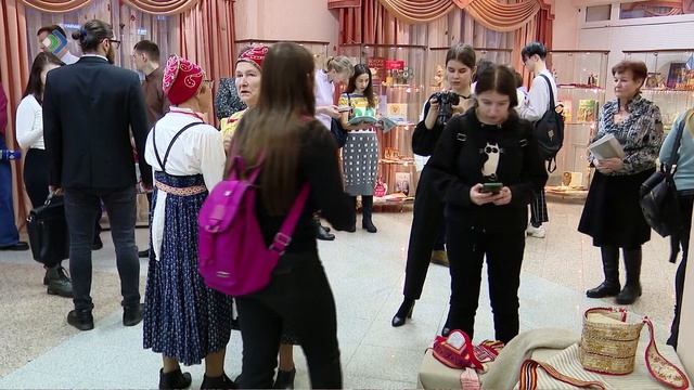 В финно-угорском центре открылась фотовыставка коми-пермяцких головных уборов «Баба-Юр».
