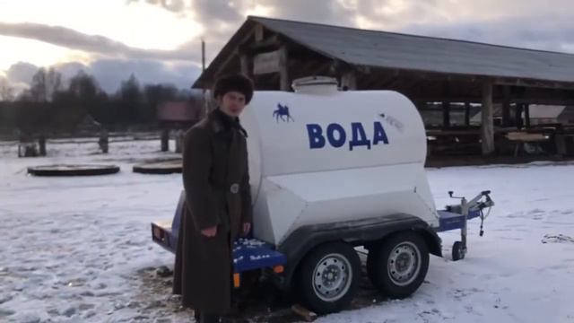 Раздача колодезной воды прямо с водовозки в центре Москвы. Герман Стерлигов (архив) смотреть онлайн