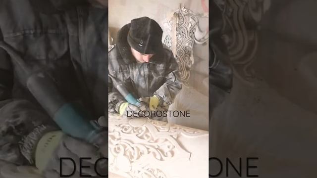 Декоративная колонна из Дагестанского камня. Фасадный декор DECOROSTONE. Резьба по камню