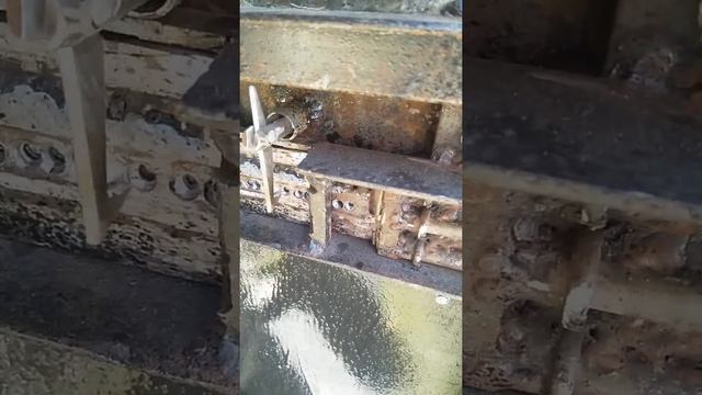 Самодельный замок и "шпингалет" на металлических дверях смотреть онлайн