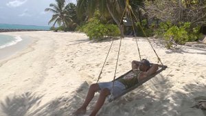 мальдивы, summer island, Вова качается в гамаке на пляже