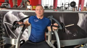Тренажёр для проработки верхних грудных мышц и дельтовидных мышц