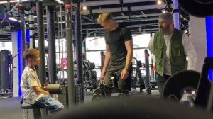 МАСТЕР  СПОРТА  ПРИТВОРИЛСЯ  ДЕДОМ в ЗАЛЕ ||| ПРАНК В ЗАЛЕ