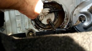 Toyota Vitz SCP-10 Fuel Filter. Замена топливного фильтра.