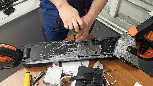 Где находится контроллер  на электросамокате KUGOO S 8 PRO  S 1 PRO