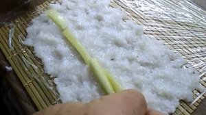 Ролл рисом наружу.