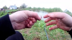 Ловля карася на Маховую удочку. Поплавок крупным планом. Рыбалка в мае